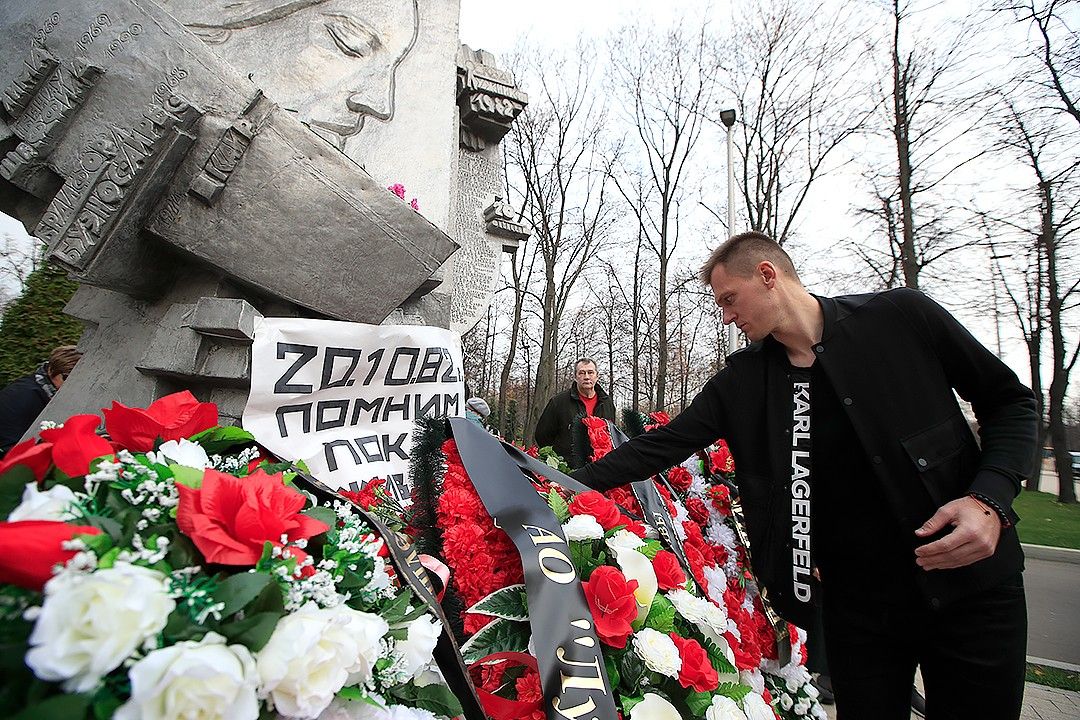 Октябрь 20 21. Трагедия 20 октября 1982 в Лужниках. Памятник погибшим 20 октября 1982 года в «Лужниках».