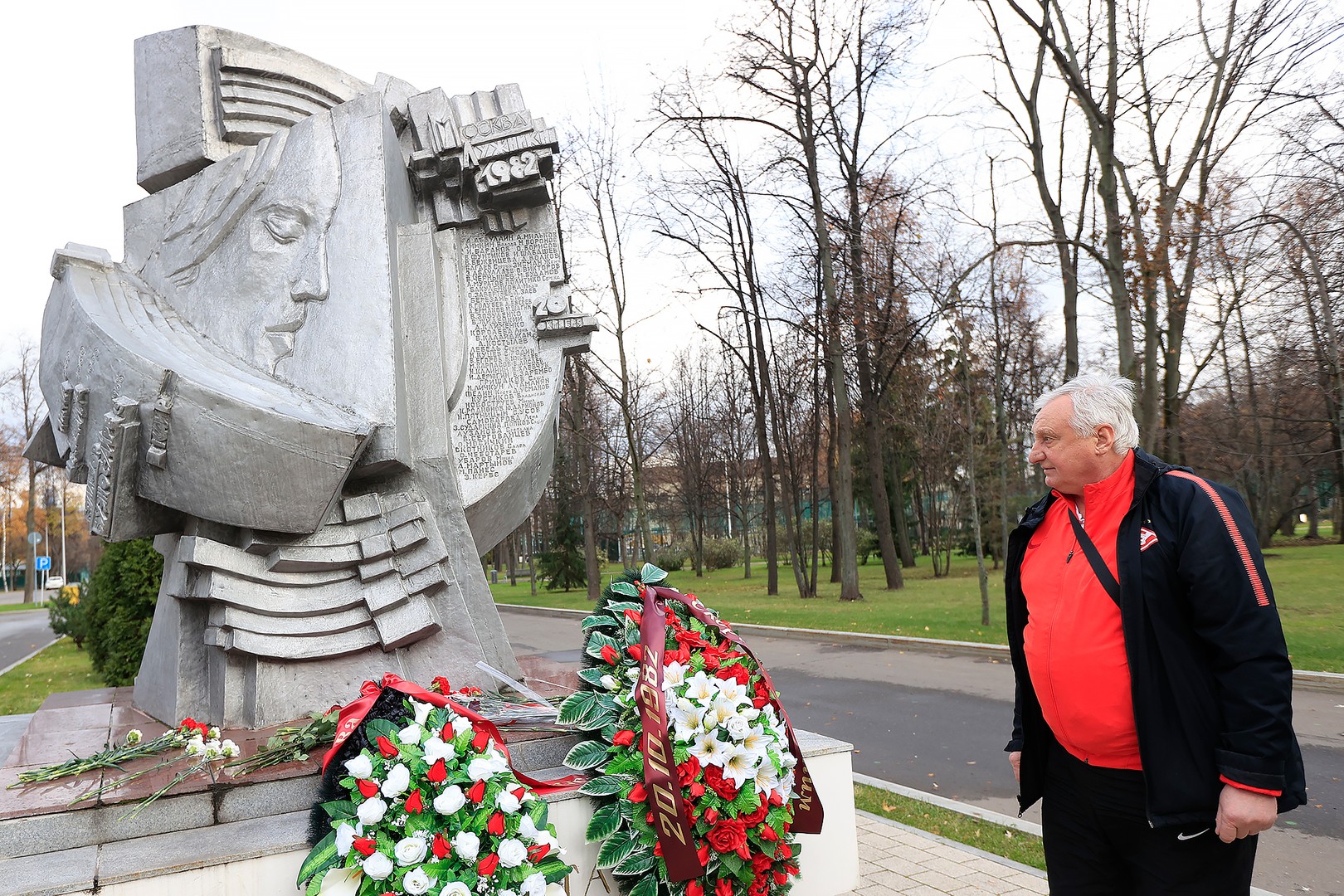 20 октября. 20 Октября 1982 трагедия в Лужниках. 20 Октября 1982 Лужники. Памятник погибшим 20 октября 1982 года в «Лужниках». Памятник жертвам трагедии в Лужниках.